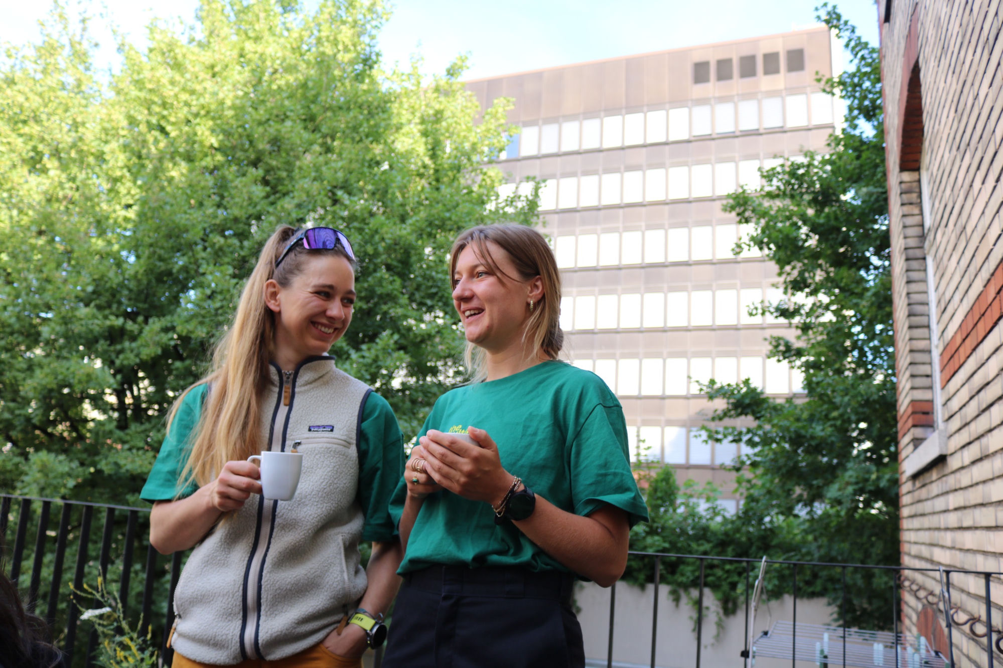 Josien und Ronja im Gespräch, in Shirts von The Culture Trail