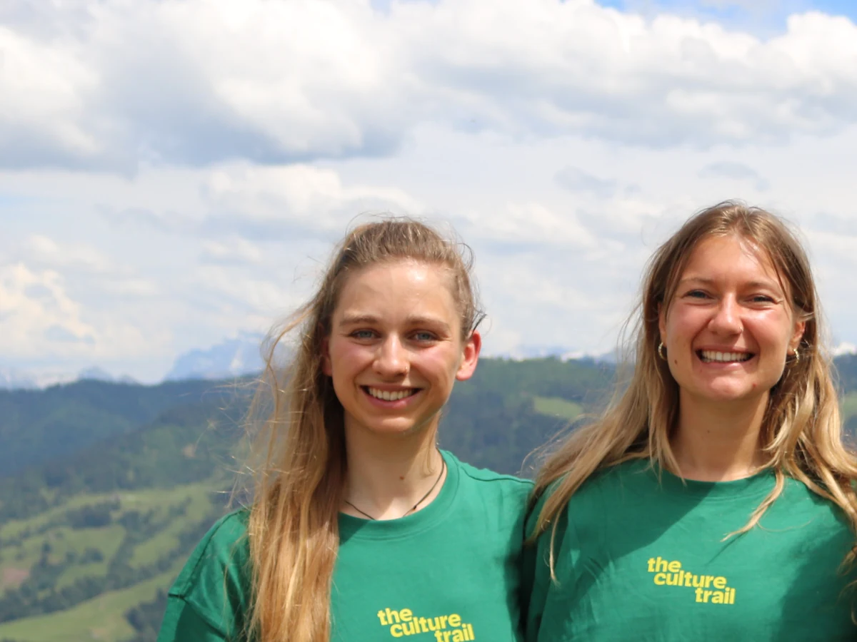 Ronja und Josien in Shirts von The Culture Trail, mit den Bergen hinter sich