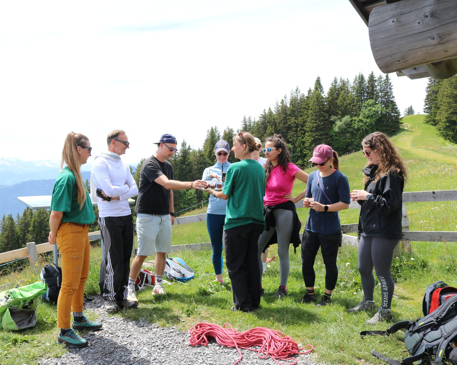 Die Gruppe arbeitet auf dem Trail als Team zusammen, mit dem Kletterseil