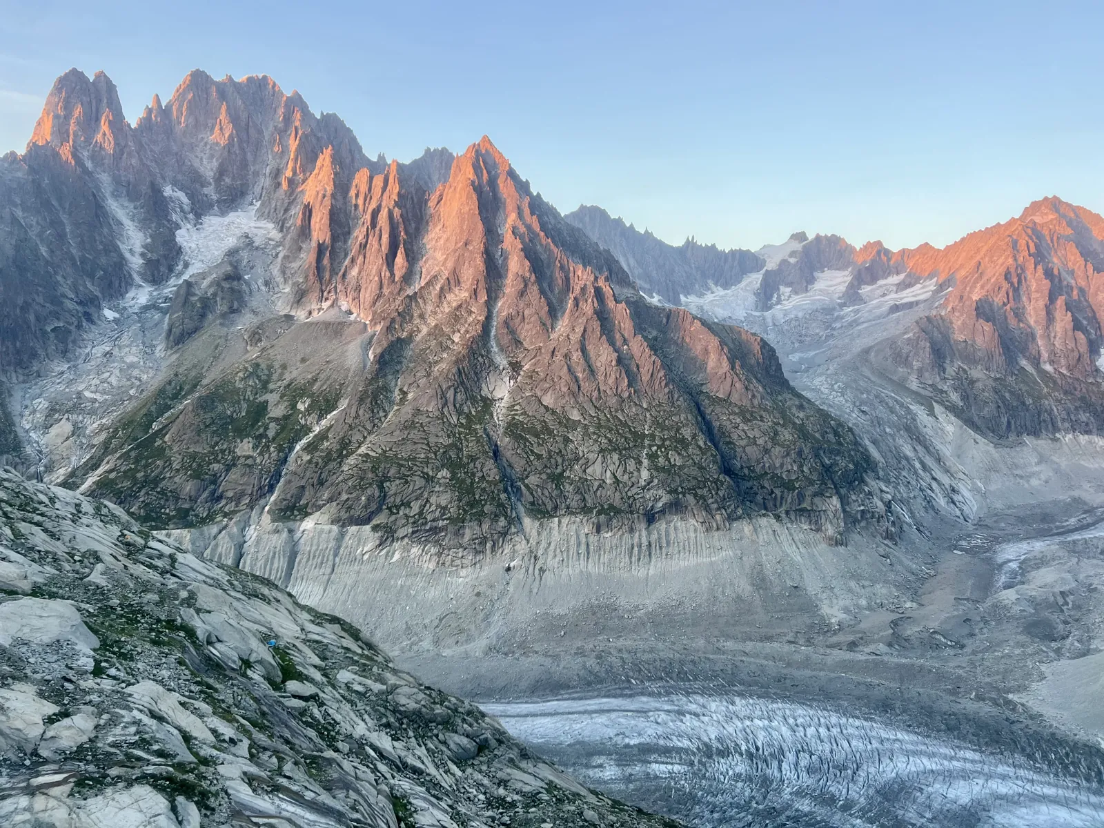 Berggipfel im Abendlicht über einem Gletscher