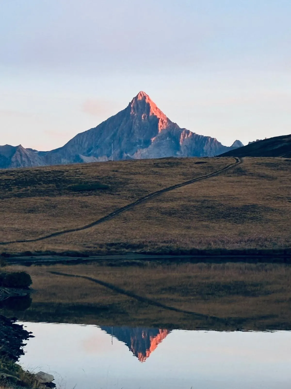 Bergtop weerspiegeld in een bergmeer